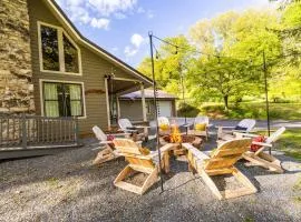 Cozy Family Getaway w Games Hot Tub & Fire Pit