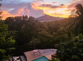 A Touch of Pink Secret Eco Retreat with Pool, Starlink WiFi, Netflix, Mountain Views - Peaceful Stay in Puerto Princesa Near Underground River, Firefly Watching, and Waterfalls - Perfect Stop Between El Nido, Port Barton, and Puerto City - Scooter Rental，位于公主港的宠物友好酒店