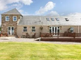 JOIVY Greenknowes Farmhouse with Hot Tub and Bar