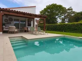 Bonita casa con jardín y piscina