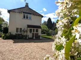 Cosy Cottage with Large Garden I Semi Rural Retreat! Nearby Countryside, Beaches & Goodwood - Chichester Holiday Properties