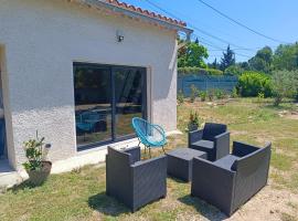 Studio familial avec terrasse et parking à proximité de la gare TGV Aix-en Provence，位于卡布列斯的酒店