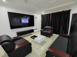AY 10 Luxury Suites Lekki with Wifi, Heater, Cable TV, AC and Very Secured Estate，位于Lekki Phase 1的旅馆
