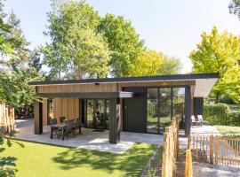 Chalet FoRest Veluwe with private hottub & incl wood!，位于皮滕的酒店