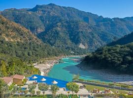 Aloha on the Ganges Ganga View with Infinity Pool 2BHK 305 by Almost Heaven，位于瑞诗凯诗的酒店