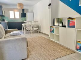 Petite Maison avec Terrasse，位于罗克布吕讷-卡普马丹的度假屋