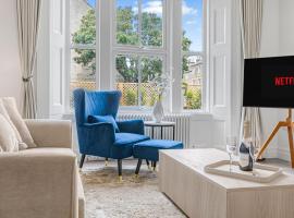 Luxury 3-Bed Cirencester Apartment with garden, parking and EV charger，位于赛伦塞斯特的酒店