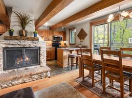Chateau Roaring Fork 22, Mountain Chic 4-Bedroom Condo on Roaring Fork River – Walk to Downtown Aspen，位于阿斯潘的酒店