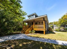 Watermen's Hideout - Waterfront 2-Bed, 1-Bath Cottage with HOT TUB & Private Dog Run!，位于Waves的酒店