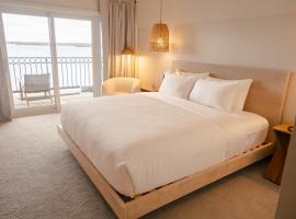 The Shoreline Hotel，位于Spring Park的酒店