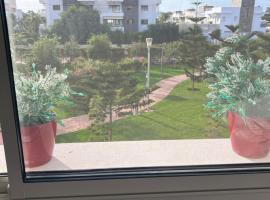 Perla Saidia, Appartement F2, Id&eacute;al pour une famille, Plage &agrave; 5min &agrave; pied, Piscine en travaux，位于萨伊迪耶的海滩酒店