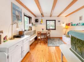 First House - Lovely Holiday Home near Cerknica，位于诺瓦沃什的酒店