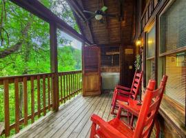 Do Not Disturb - Pigeon Forge Smoky Mountain Studio Cabin, Hot Tub, Fireplace，位于鸽子谷的酒店