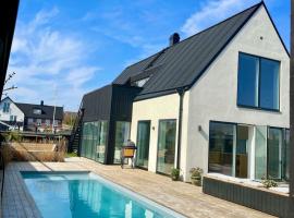 Seaside villa with pool，位于锡姆里斯港的酒店