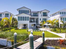 Waterfront Luxury Home - Tidelands House，位于基韦斯特的酒店