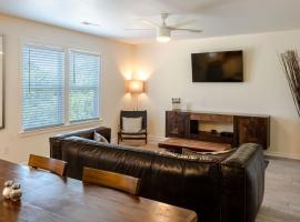 Watermen's Cabana 1B - 2-Bedroom, 1-Bathroom Apartment - Walk to beach and access to REAL Watersports，位于Waves的酒店