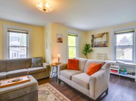 Walk to St Lawrence River Clayton Apt with Porch!，位于克莱顿的酒店
