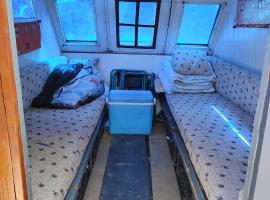 Brodic Ruza sa pontonom i kamp kucicom，位于Sanad的酒店