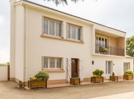 Gîte calme entre Pornic et Nantes avec jardin, terrasse, jeux, WiFi, et équipements pour enfants - FR-1-306-1022，位于Saint-Hilaire-de-Chaléons的酒店