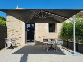 Charmant studio rénové avec mezzanine, cour privative et parking à Rochetrejoux - FR-1-426-479