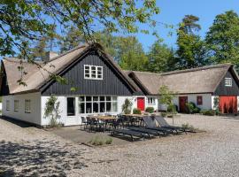 7 Bedroom Awesome Home In Ørum Djurs，位于Fjerupgårde的酒店