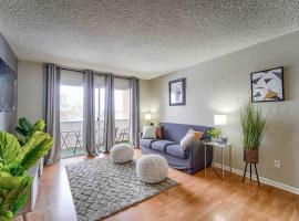 2BR Gem in the heart of Boulder - Pets Allowed, Gym & Pool，位于博尔德的酒店