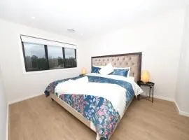 Modern 4 Bedroom House in Box Hill