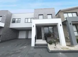 Modern 4 Bedroom House in Box Hill