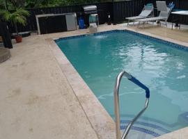 Finn Room - Ferdie's Place，位于安东尼奥港的带泳池的酒店