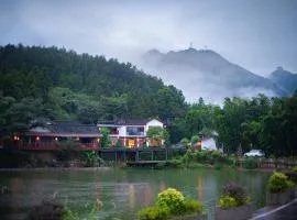 Zhangjiajie Ldyllic Pondside Timber Lodge