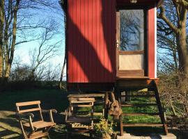Cozy Wagon House With Views Over The Limfjord，位于Roslev的酒店