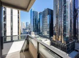 Snug CBD 2BR with Parking Your Winter Hideaway