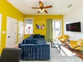 30A Luxury Suite with King Bed, Parking, Pool & Balcony
