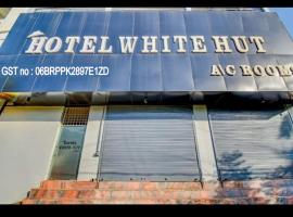 Hotel White Hut，位于Bahādurgarh的酒店