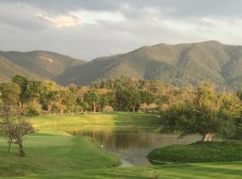 B&B on a top Golf Course just outside Chiangmai，位于湄安的酒店
