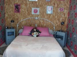 Chambre agréable au fond du jardin，位于Sancoins的酒店