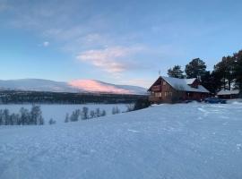 Huset Utsikten p&aring; Langsj&oslash;volden g&aring;rd，位于Tolga的带停车场的酒店