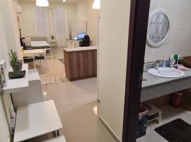 Spacious studio in New Souq Haraj, Doha，位于多哈的酒店