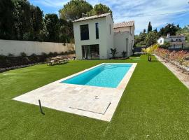 Beautiful Luxury Villa with Pool in Antibes，位于昂蒂布的酒店