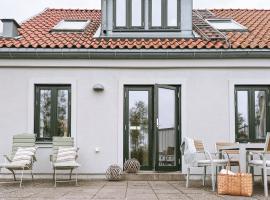 Boende med pool och tennisbana i familjevänligt område，位于图勒科夫的酒店