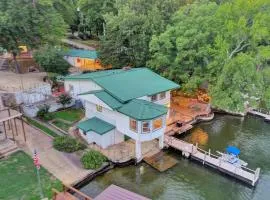 Lake Haven Estate with Hot Tub, Game Room and Pontoon Boat, 4BR, 4 Bathoom, 2 Kitchens