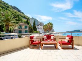 Luxury Apartments Rafailovichi 1 st of the sea line，位于拉法洛维奇的酒店