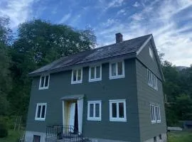 Spacious Trolltunga apartment close to the city center, good parking
