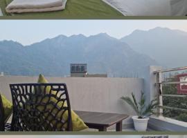 Around stays-Hotel Foothill, Tapovan，位于瑞诗凯诗的酒店