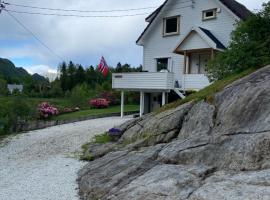 Peaceful Riverfront Home with Views，位于Ålgård的酒店