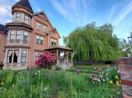 Adams Pragge House - Victorian Bed & Breakfast