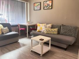 Sentralt beliggende studioleilighet，位于高尔的带停车场的酒店