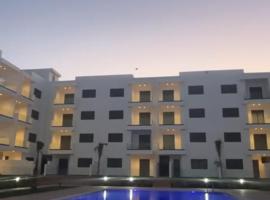 Rmilat Garden N8 vue sur la piscine，位于卡博尼格洛的酒店