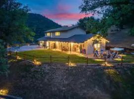 Rivertop Hideaway with HUGE views-Hot Tub-EV-more!