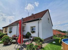 Complete living with a garden，位于Mochtín的酒店